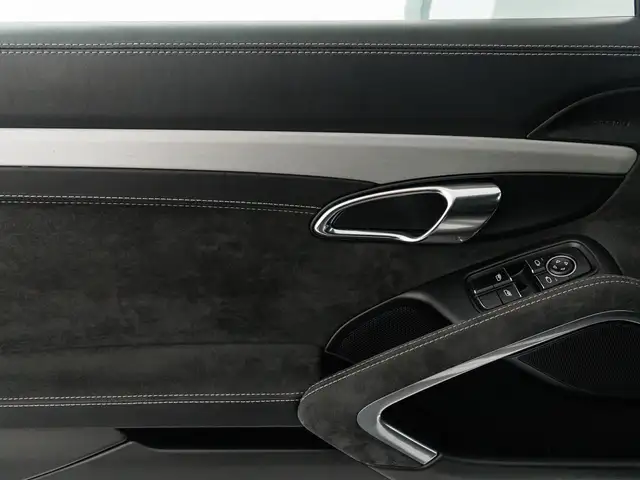 Porsche 911 view 12