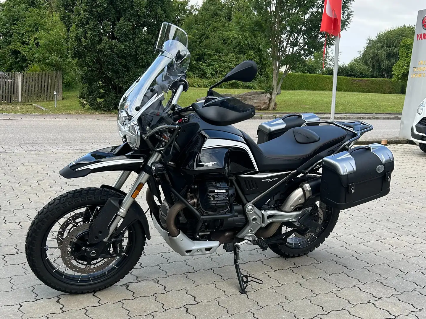 Moto Guzzi V 85 TT Guardia D'onore Schwarz - 1