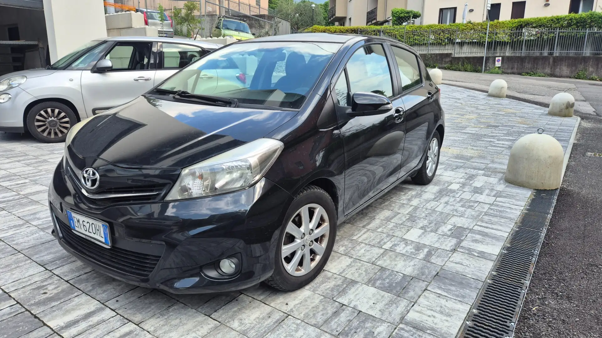 Toyota Yaris 1.3 5 porte Lounge Zwart - 1