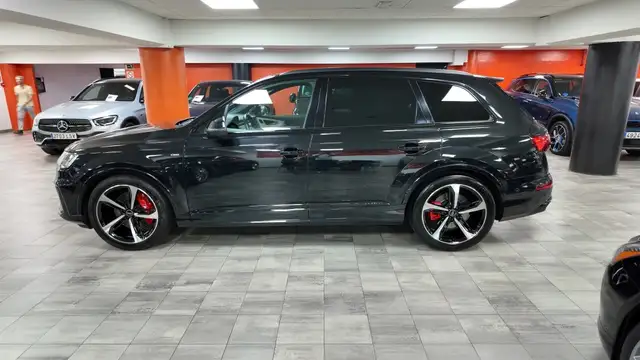 Audi Q7 view 3