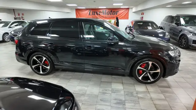 Audi Q7 view 7