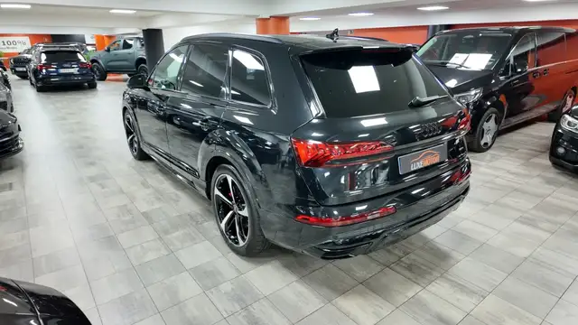 Audi Q7 view 4