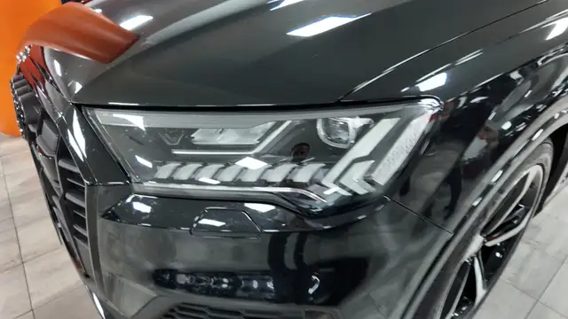 Audi Q7 view 11