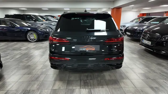 Audi Q7 view 5