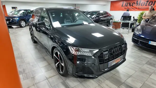 Audi Q7 view 8