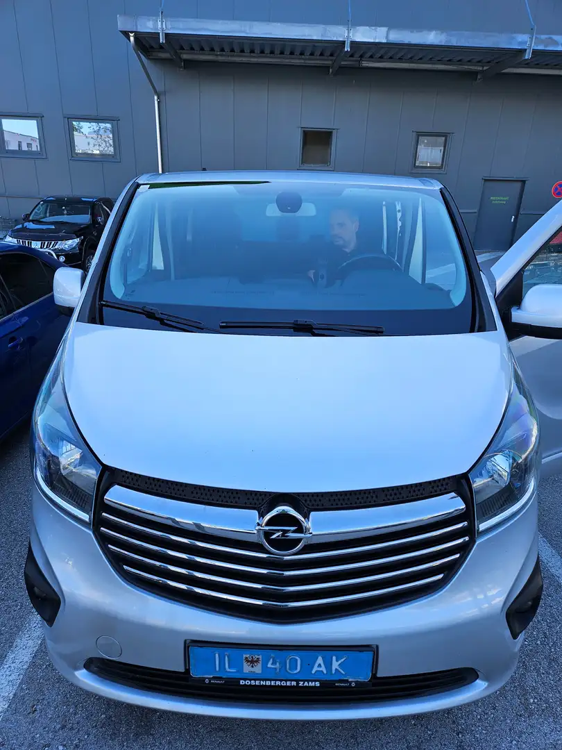 Opel Vivaro Srebrny - 2
