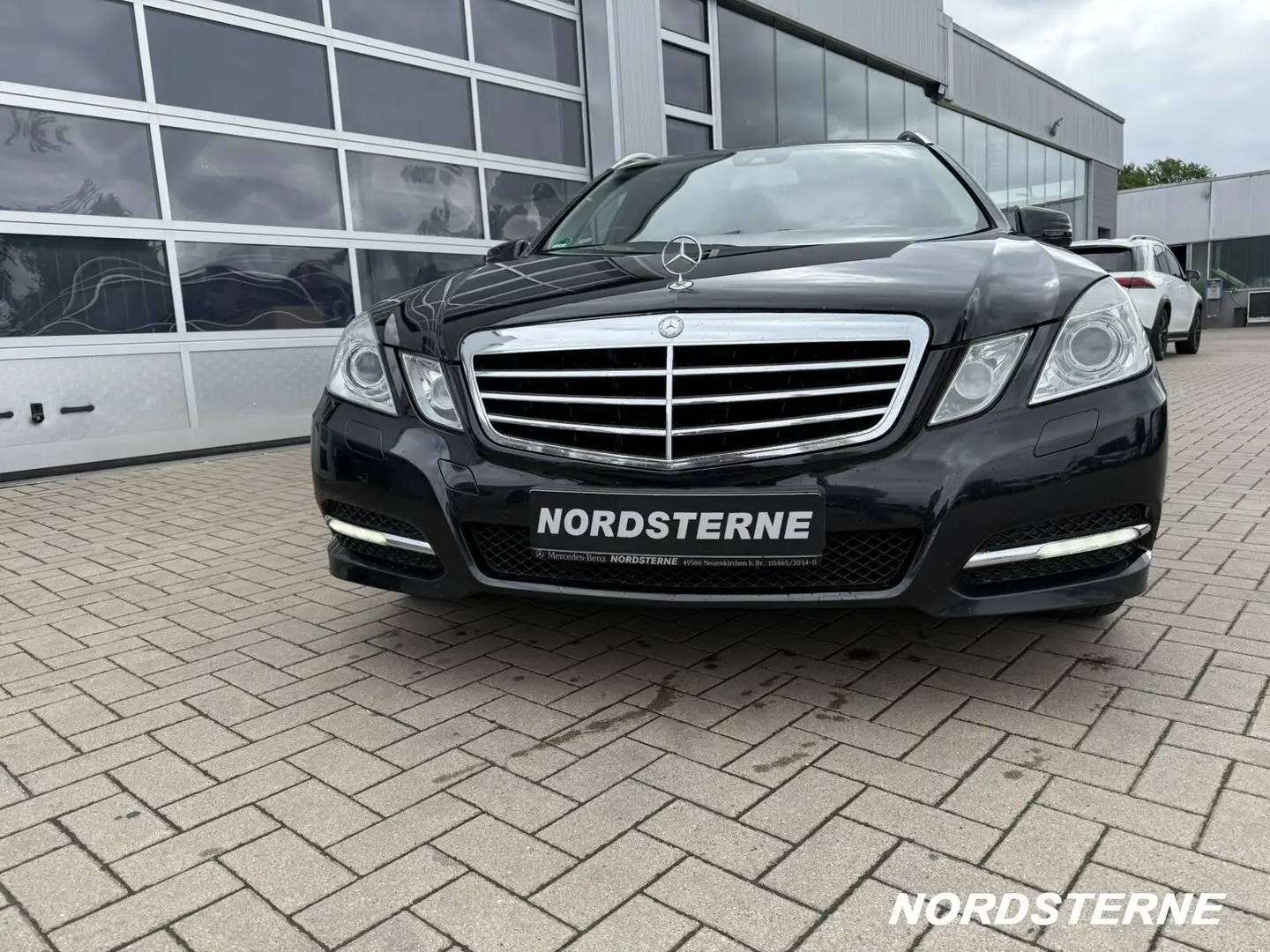 Mercedes-Benz E 250 E 250 T CDI Standheizung Comand Volleder  Styling Schwarz - 2
