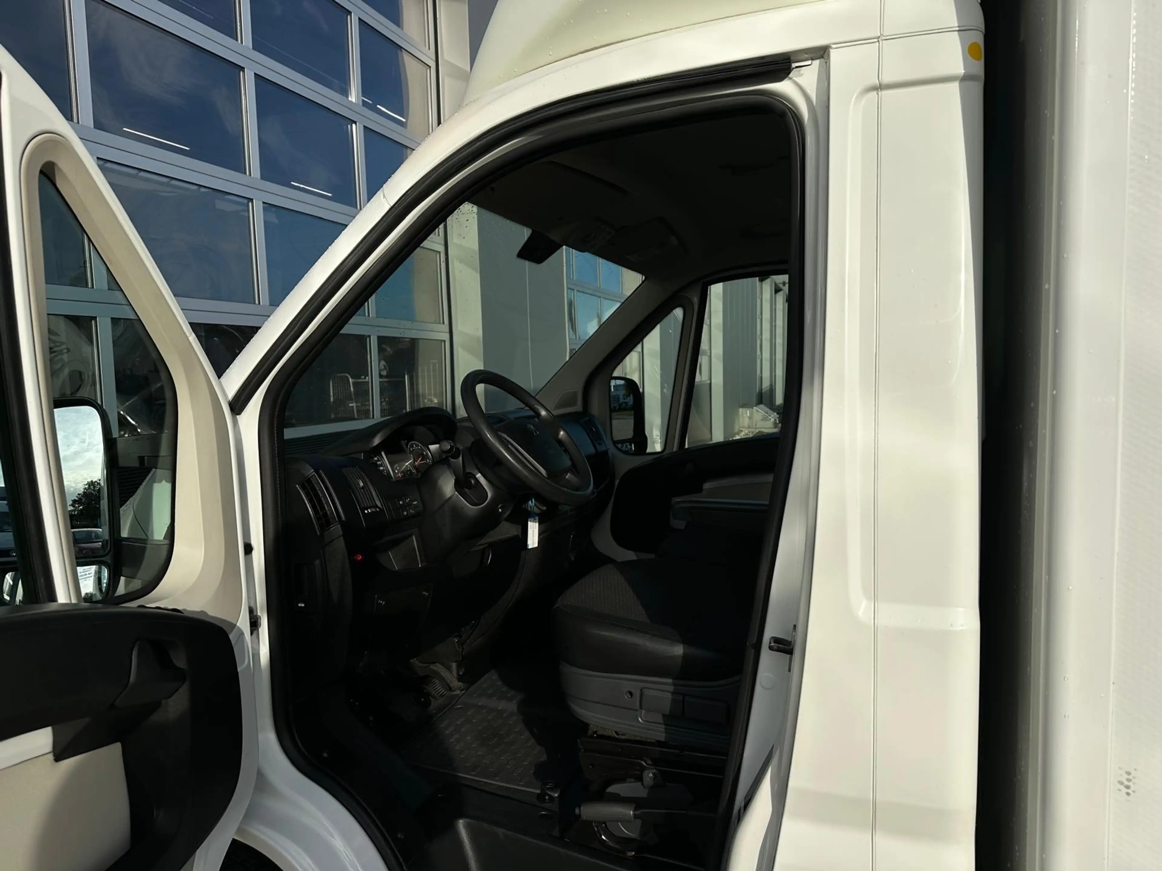 Peugeot Boxer 2.2 HDI Bakwagen met laadklep  Marge/1050kg laadv — photo 12