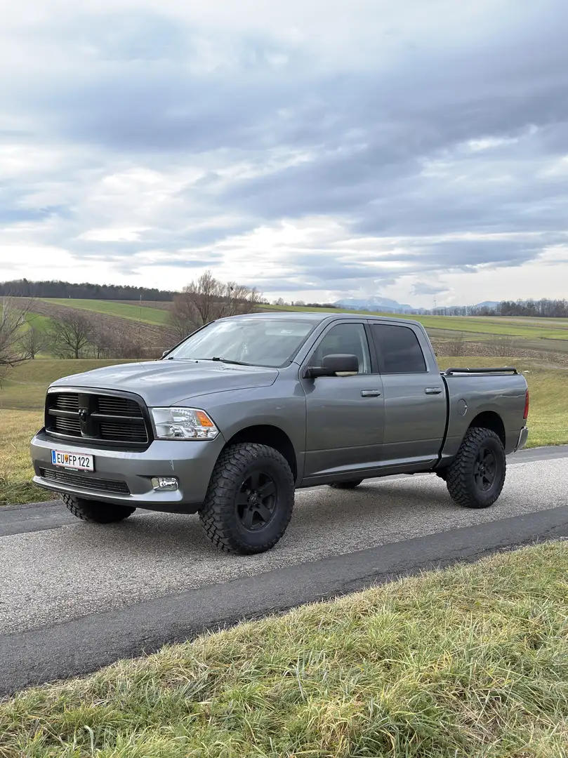Dodge RAM 1500 5,7 Hemi 4WD Grau - 1