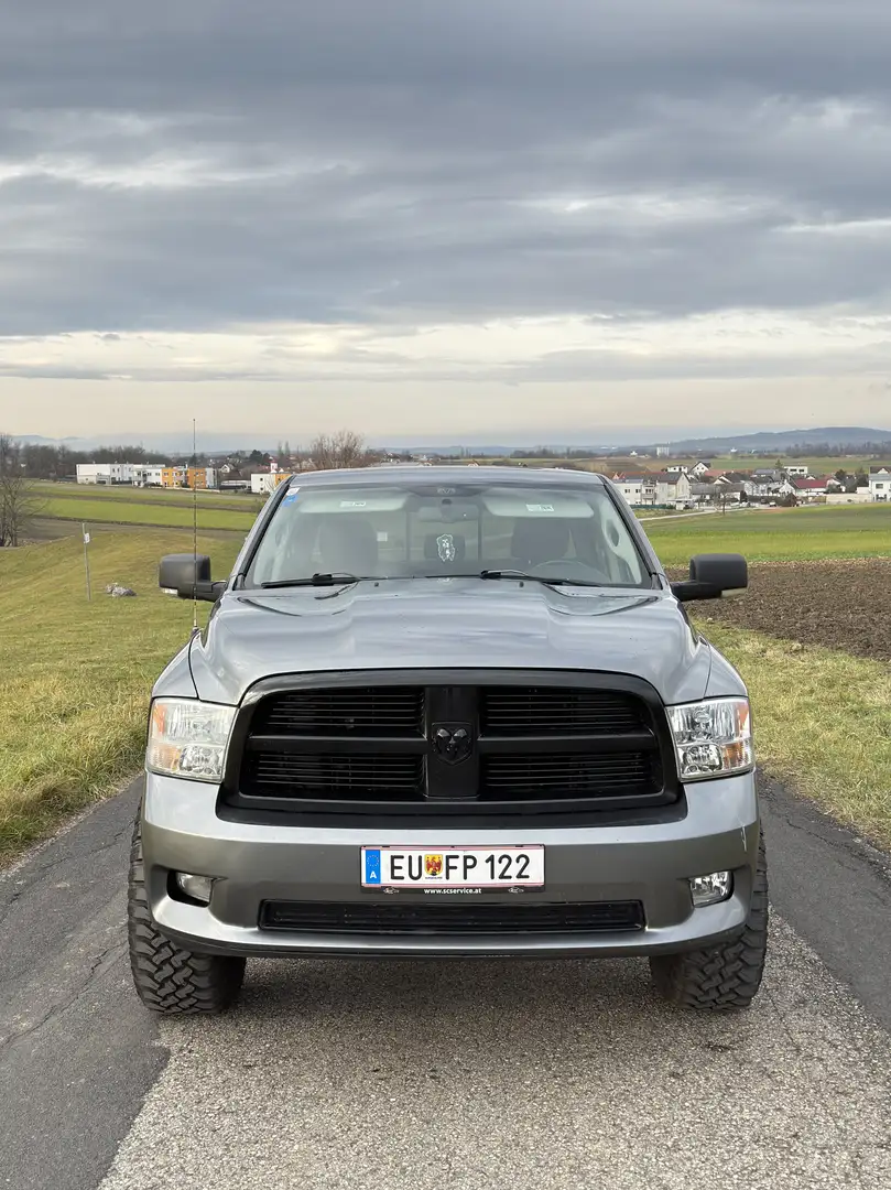 Dodge RAM 1500 5,7 Hemi 4WD Grau - 2