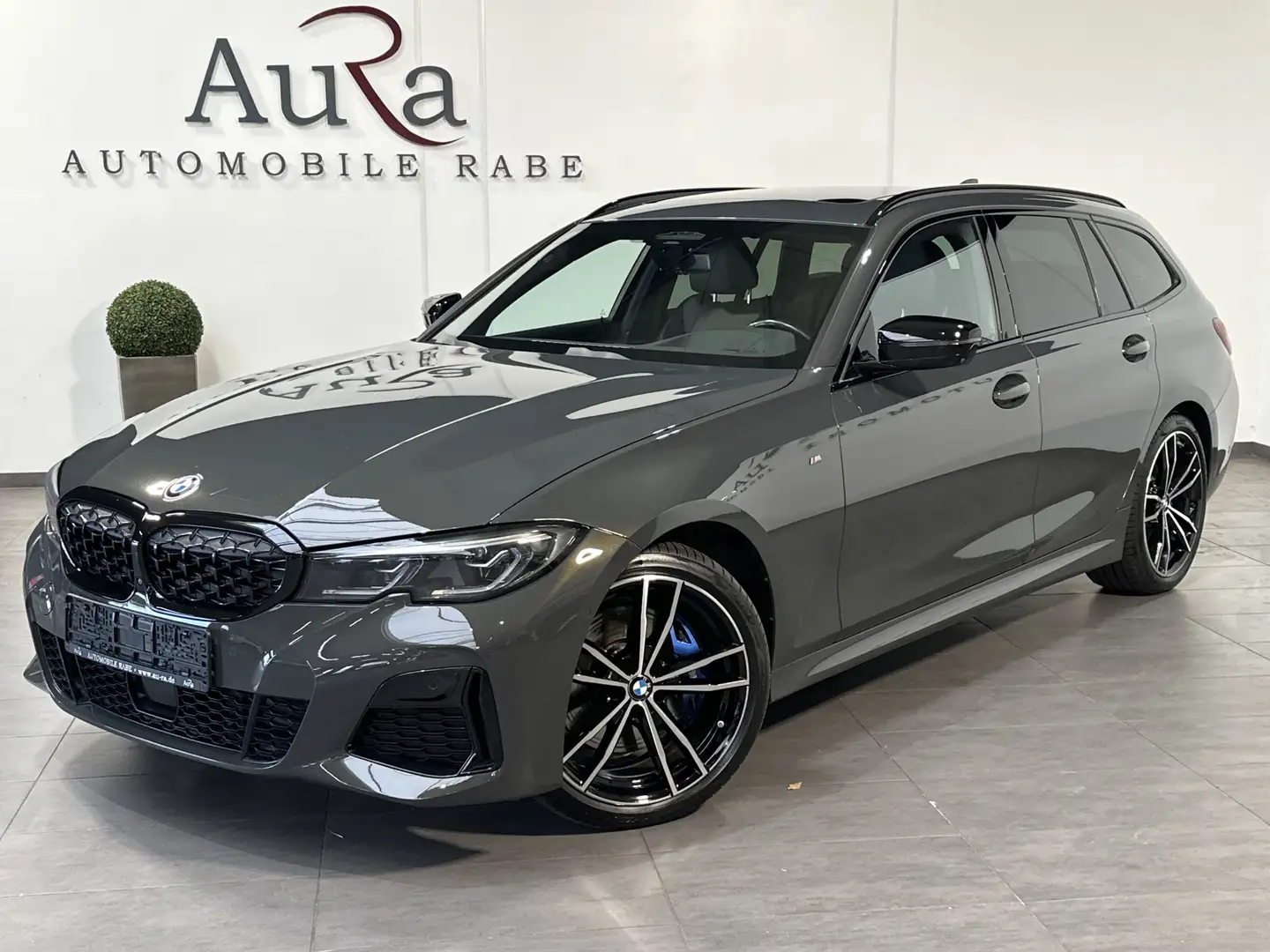 BMW 340 Touring xDrive NAV+LASER+AHK+HUD+PANO+360° Šedá - 1