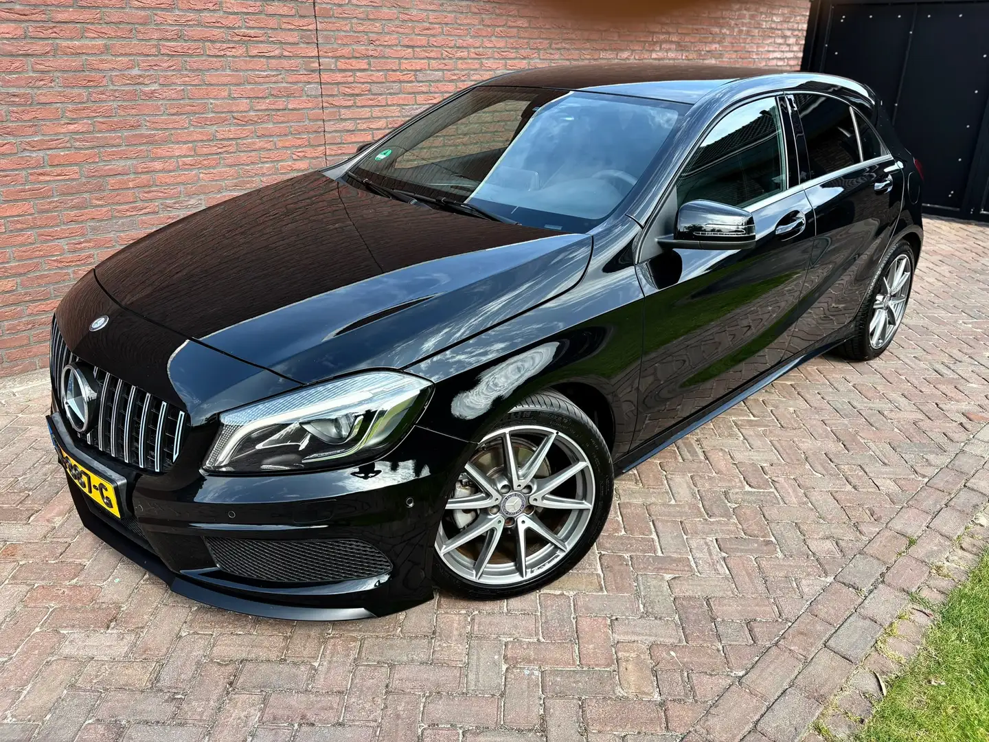 Mercedes-Benz A 180 AMG Automaat LED Navi Zwart - 1