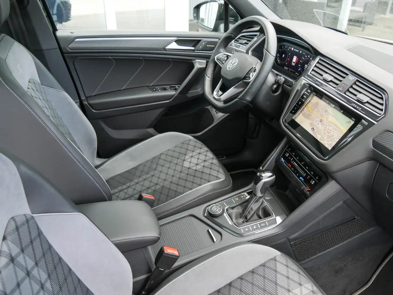 Volkswagen Tiguan Allspace nza 2.0 TSI R-Line 4M AHK Pano S 4