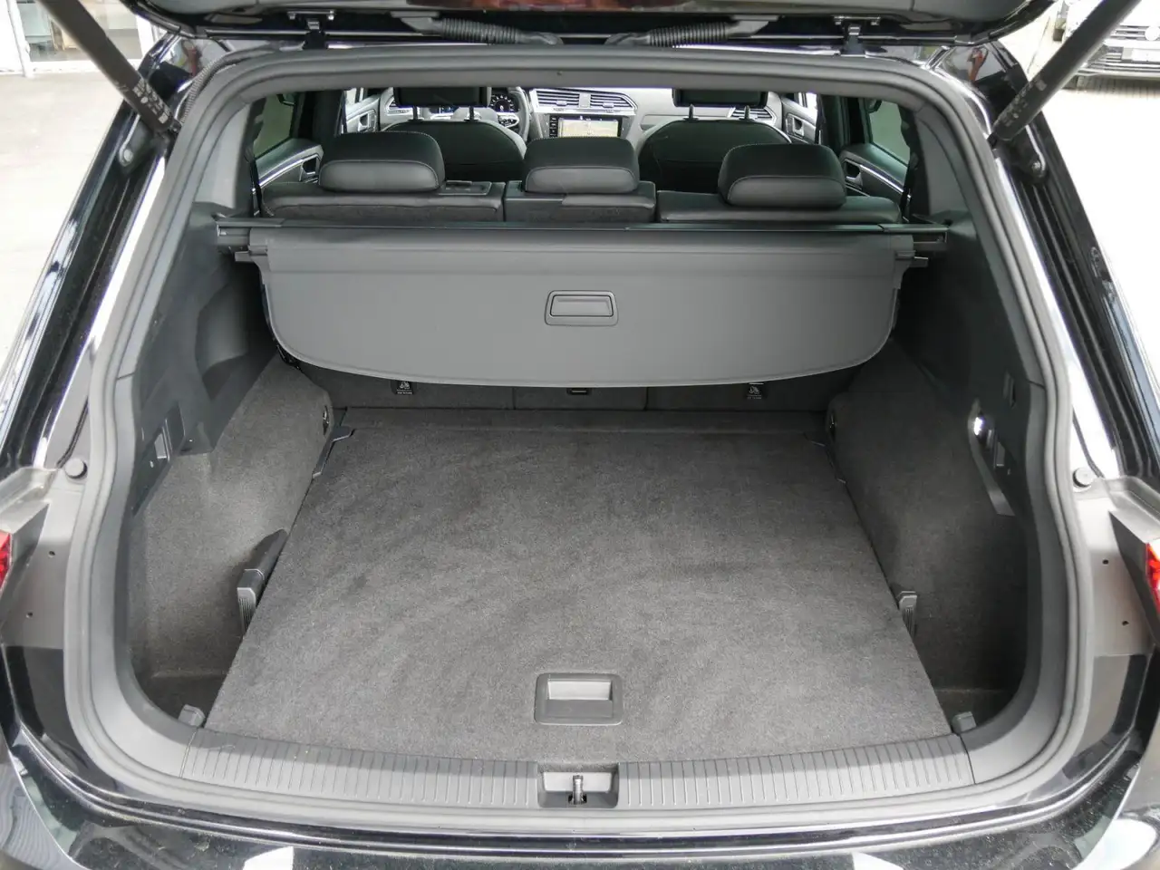 Volkswagen Tiguan Allspace nza 2.0 TSI R-Line 4M AHK Pano S 14