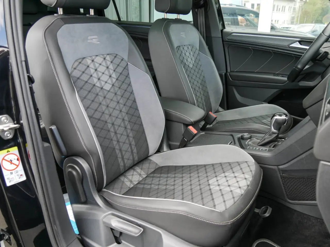 Volkswagen Tiguan Allspace nza 2.0 TSI R-Line 4M AHK Pano S 7