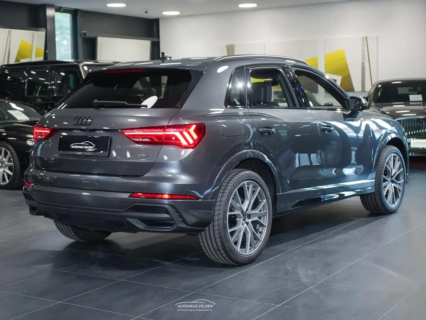 Audi Q3 40 TDI quattro S line Grau - 2