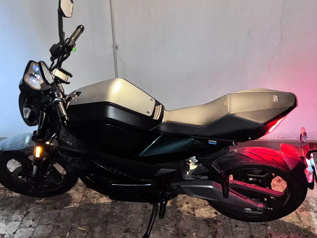 Niu RQi