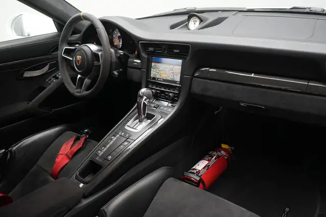 Porsche 911 view 7