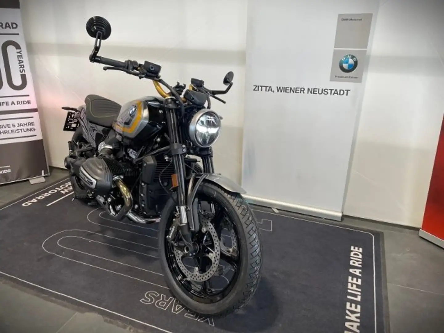 BMW R 12 nineT Cruiser Stříbrná - 1