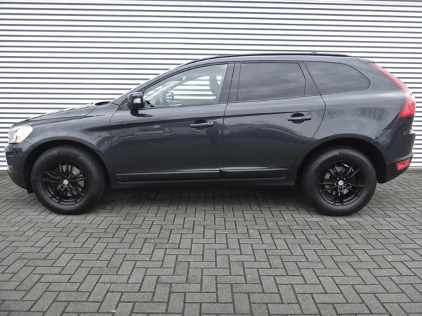 Volvo XC60 2.0 Drive Momentum Schwarz - 2