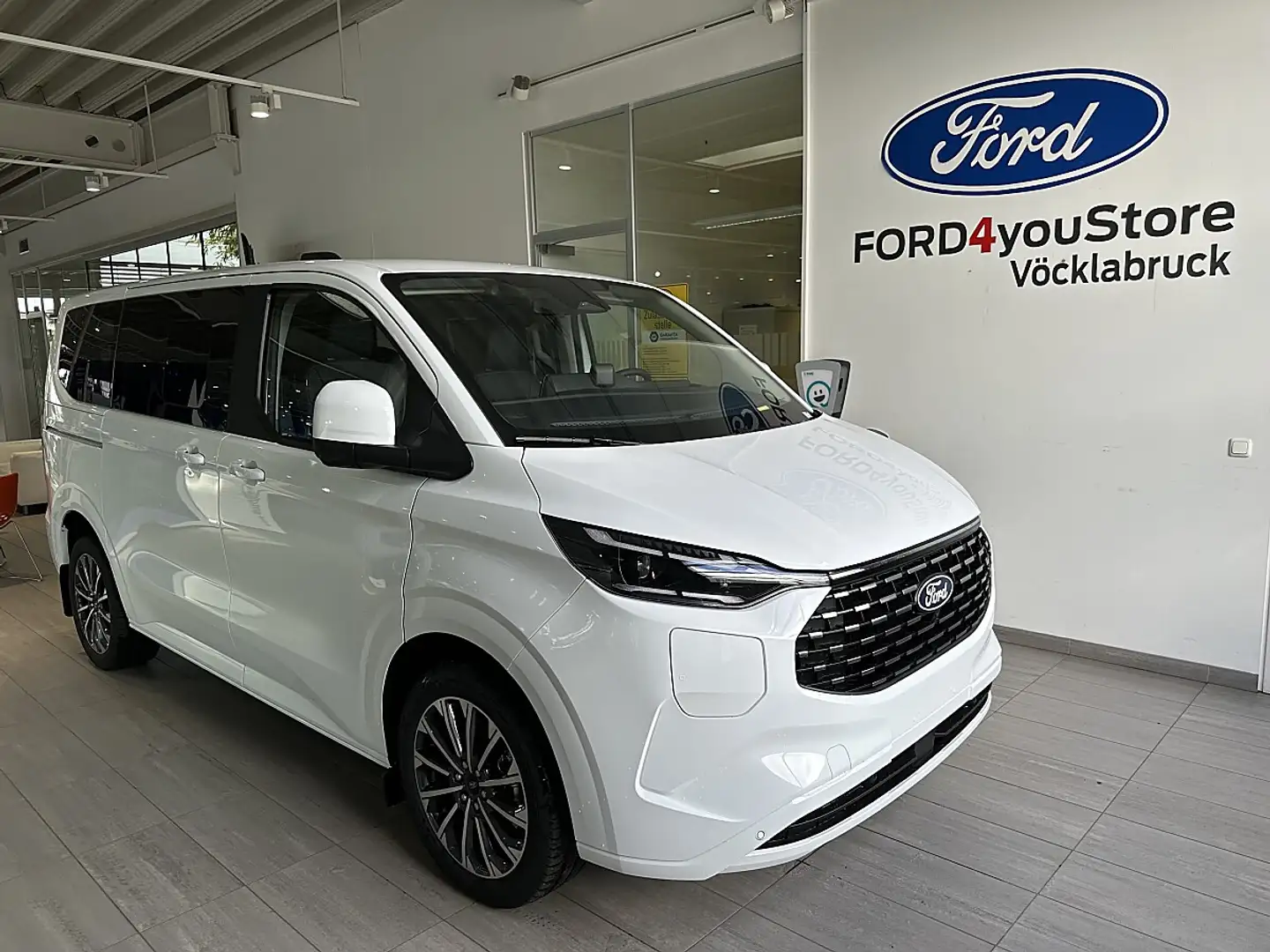 Ford Tourneo Custom Bus 2.5 PHEV 340 L1H1 FWD Titanium X Aut. Weiß - 1