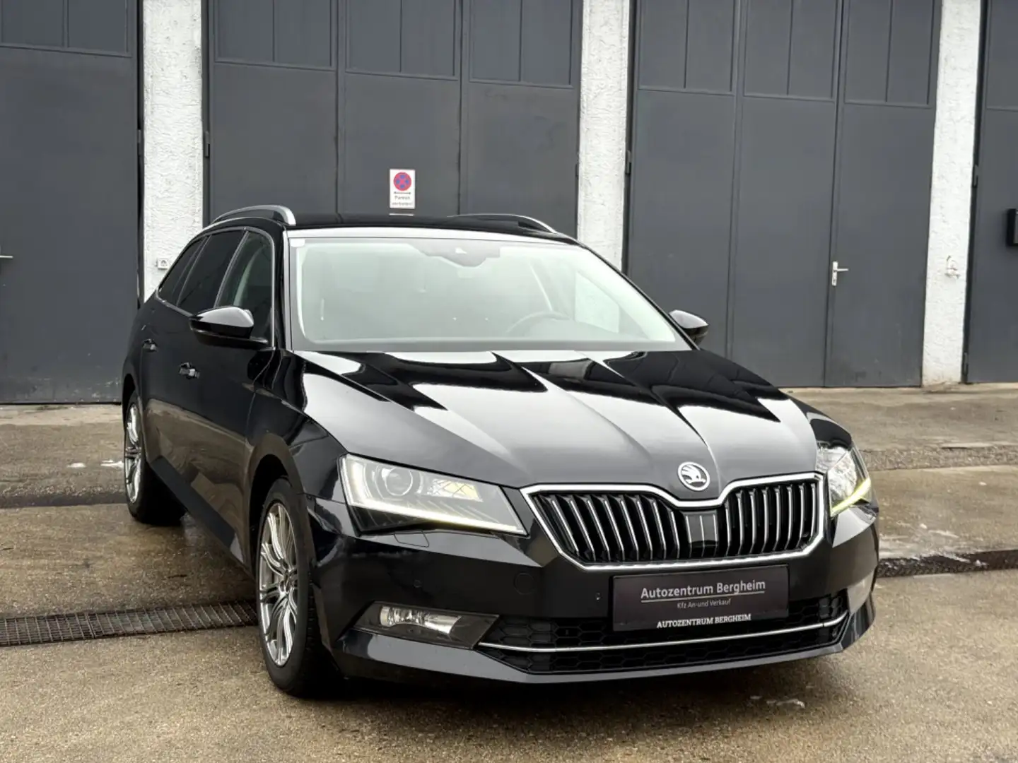 Skoda Superb 2.0 TDI Style Schwarz - 1