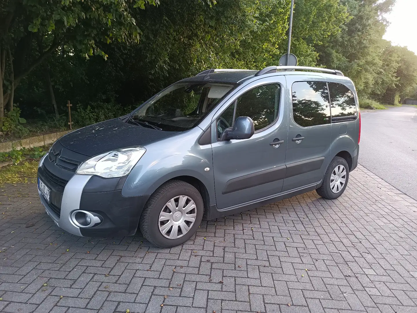 Citroen Berlingo 1.6 HDi 110 FAP XTR Blau - 1