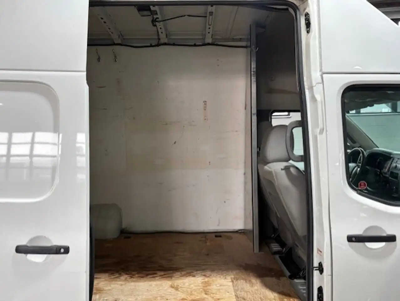 Nissan NV снимка Nissan NV