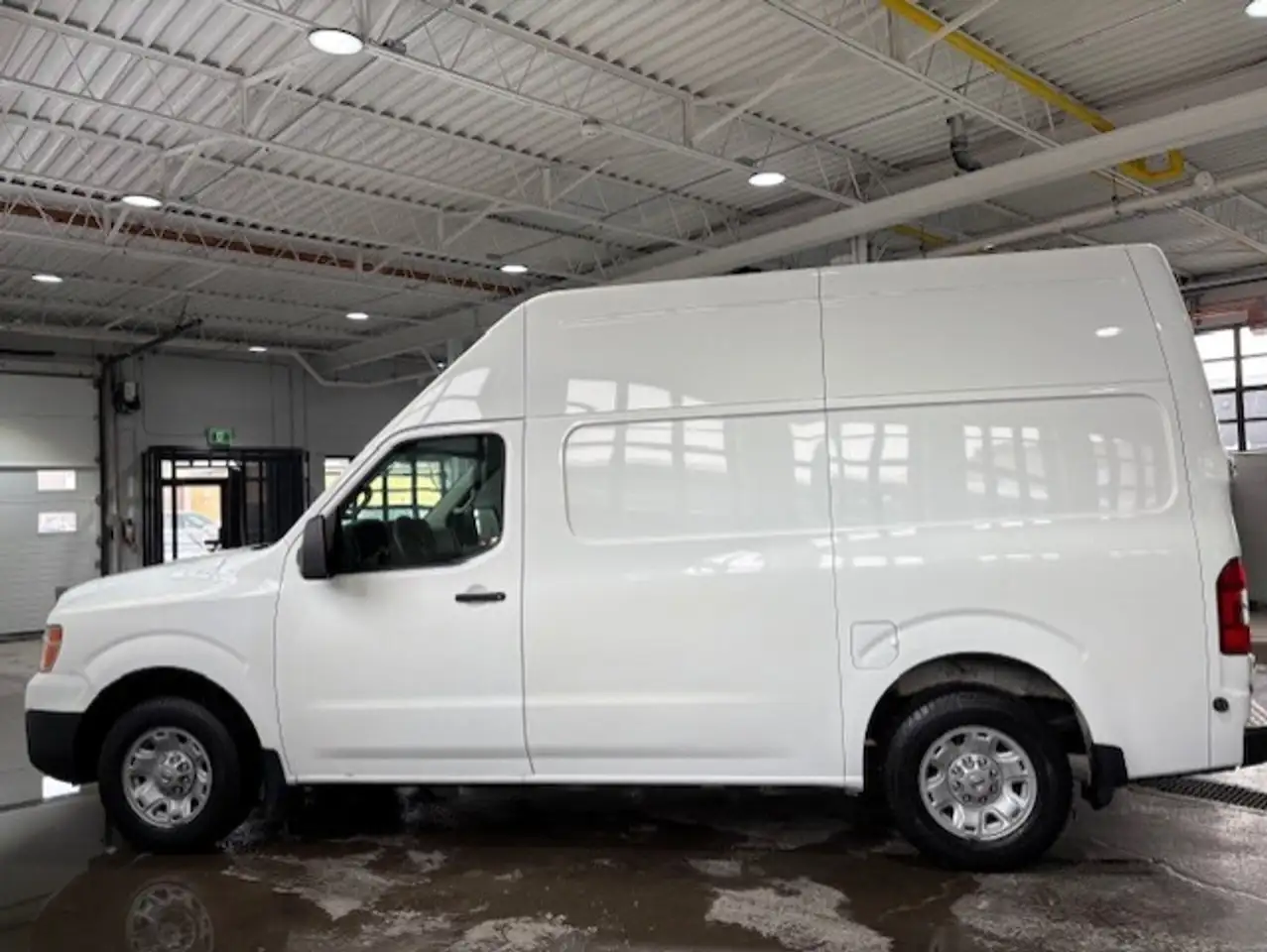 Nissan NV снимка Nissan NV