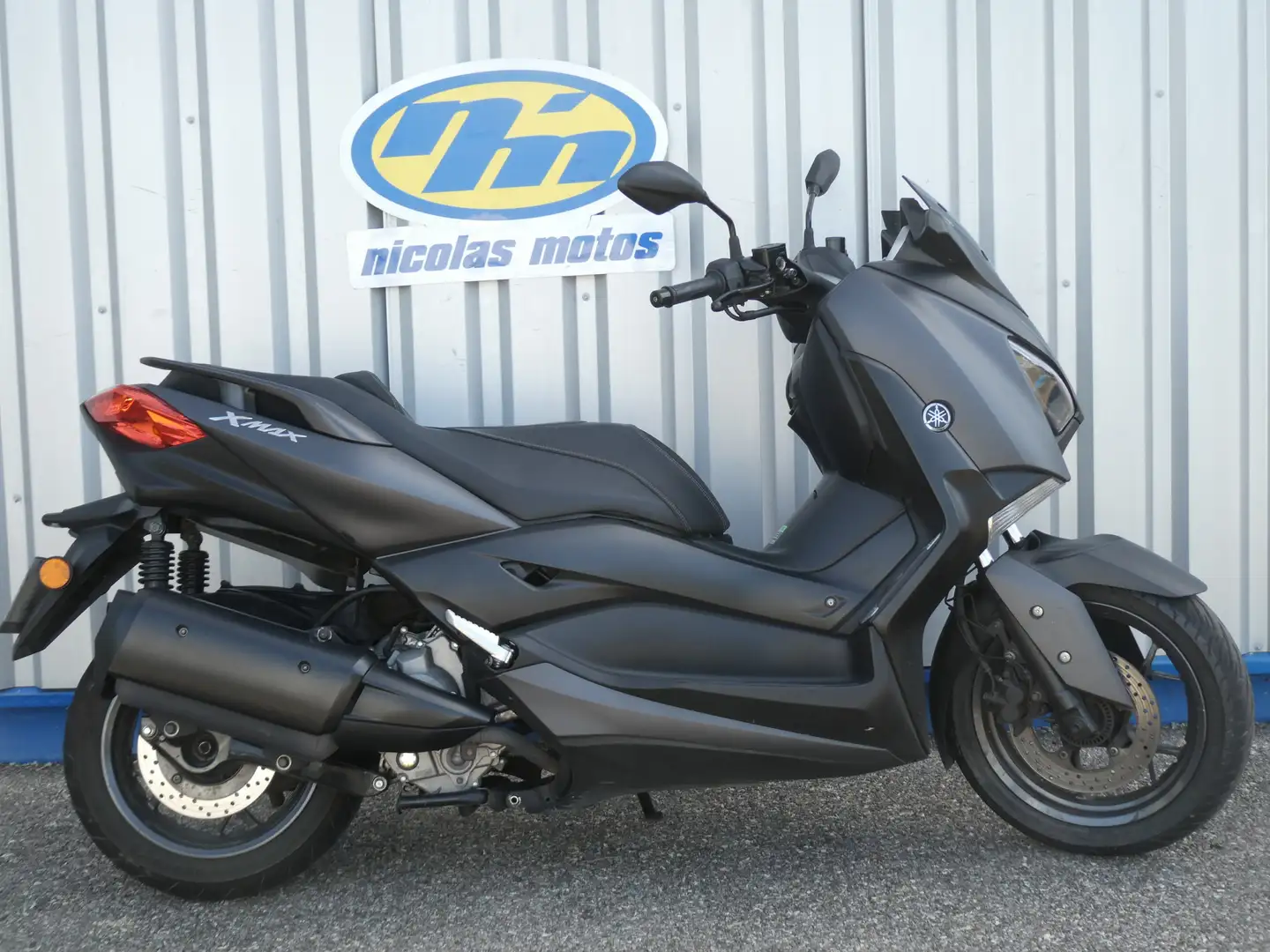 Yamaha X-Max 300 Fekete - 1