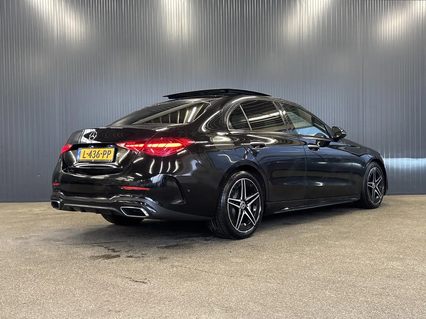 Mercedes-Benz C 200 Launch Edition AMG Line Pano | Burmester | Keyless Zwart - 2