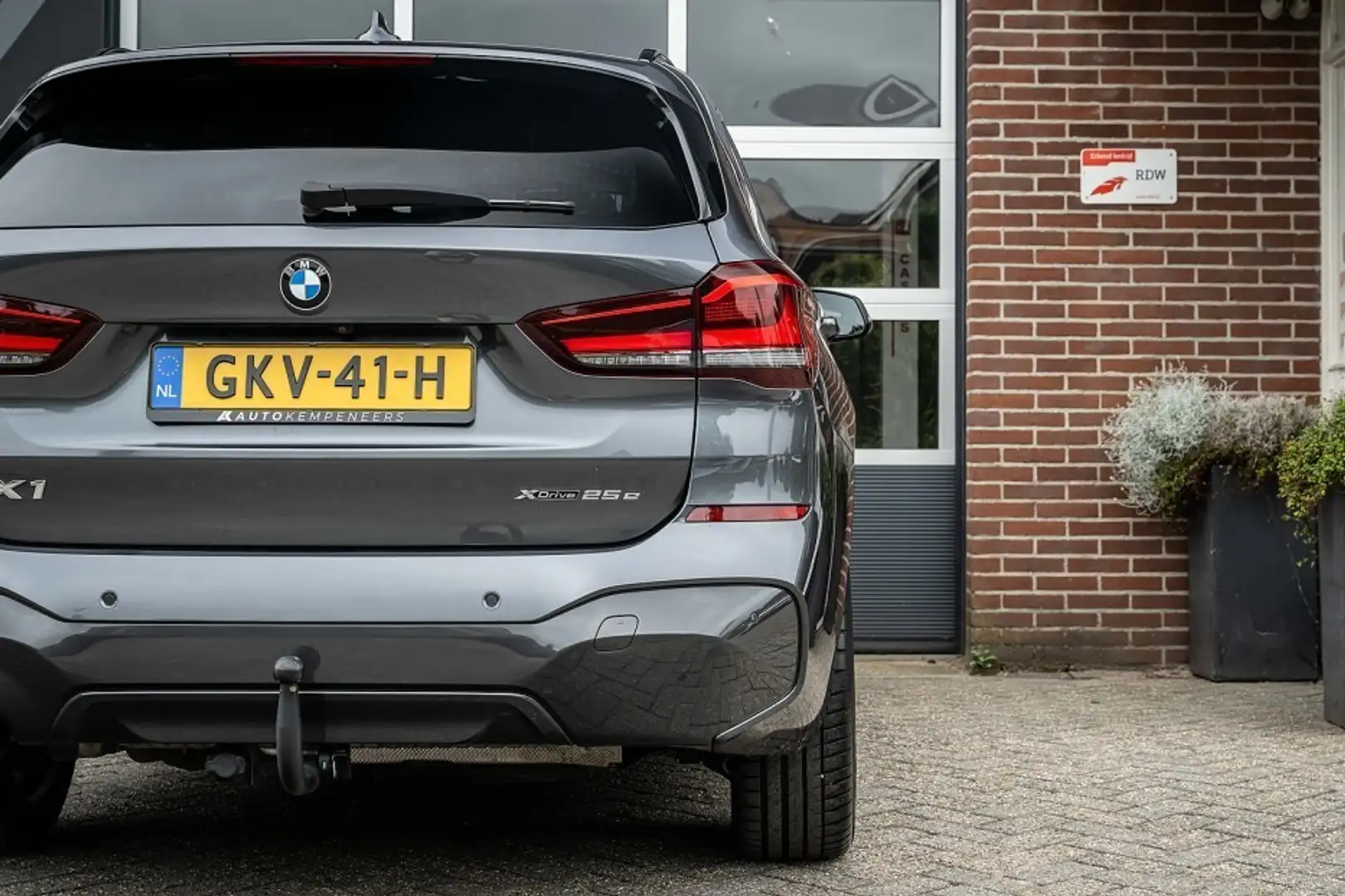 BMW X1 25e xDrive M Sport | Stoelverwarming | Trekhaak | Grijs - 2