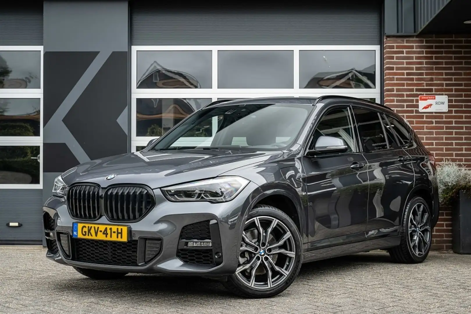 BMW X1 25e xDrive M Sport | Stoelverwarming | Trekhaak | Grijs - 1