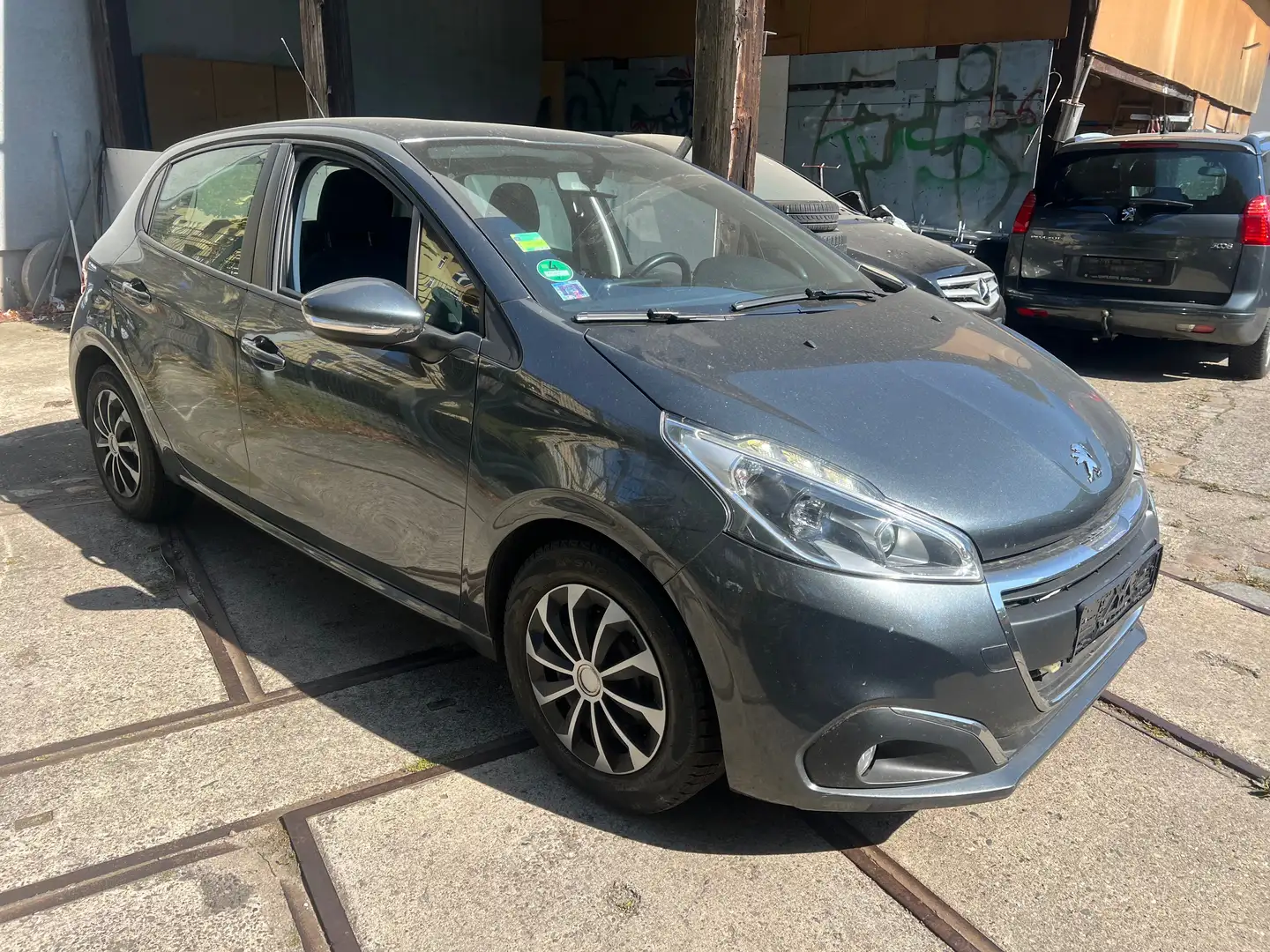 Peugeot 208 Active 1.2 5-Türer 110.000KM Euro 6 Modell 2016 Gris - 2