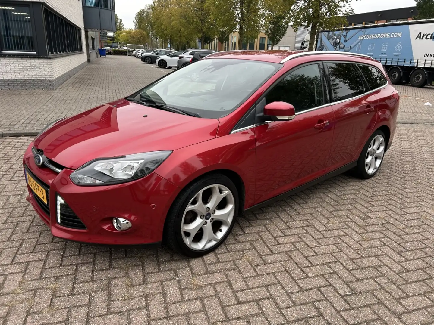 Ford Focus Wagon 1.6 EcoB. Titanium 183PK NAVI CRUISE CLIMA T Rood - 1