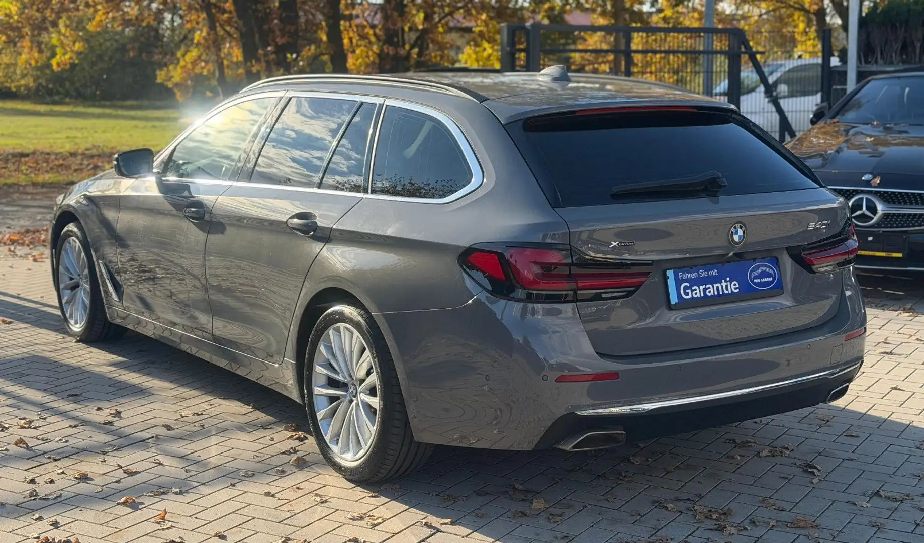 BMW 540 i Touring xDrive LuxuryLine MHEV LED*Navi*ACC Grau - 2