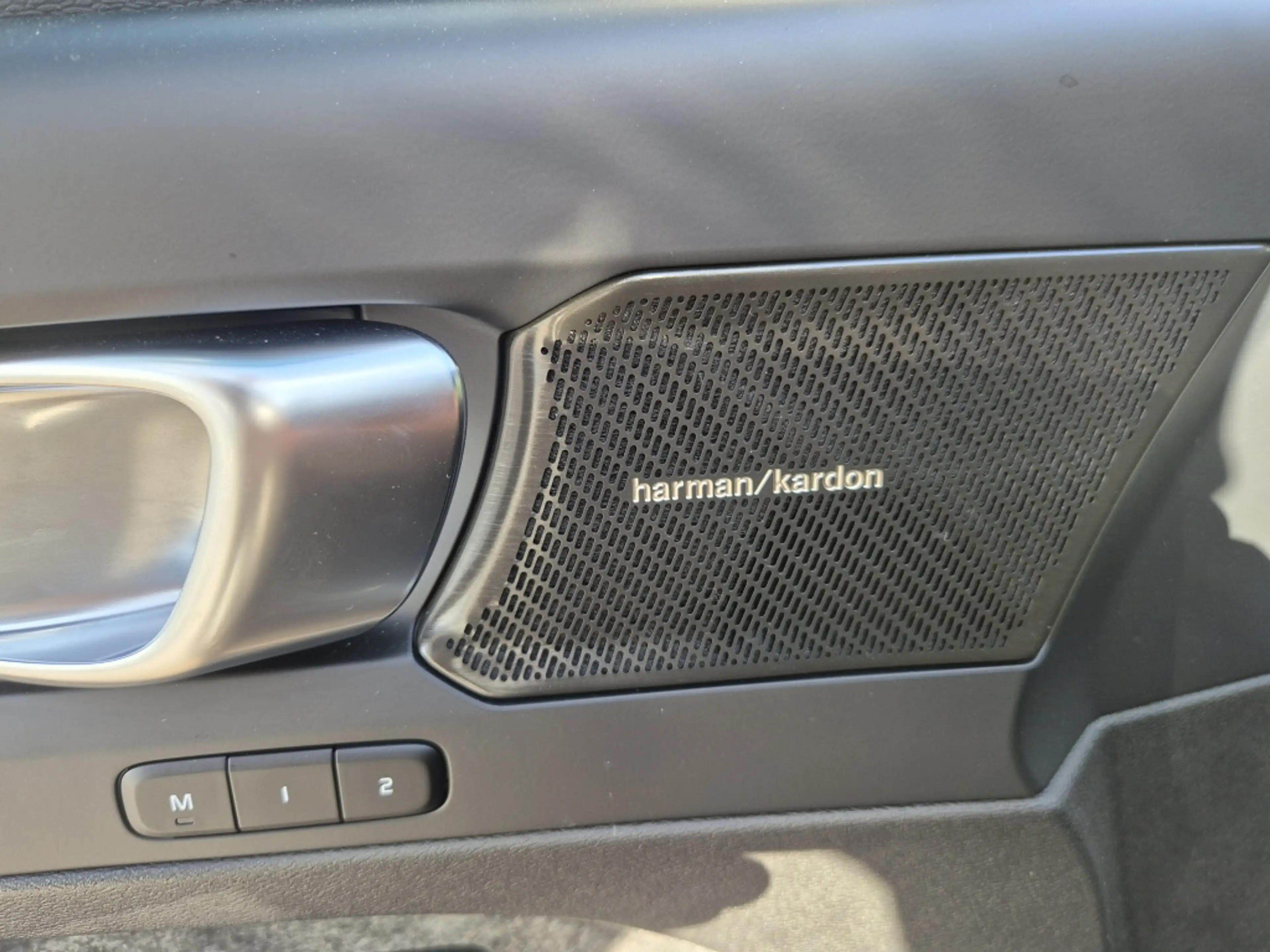 Volvo EC40 Extended Range Ultra 82kWh/252PK | Harman/Kardon | — photo 12