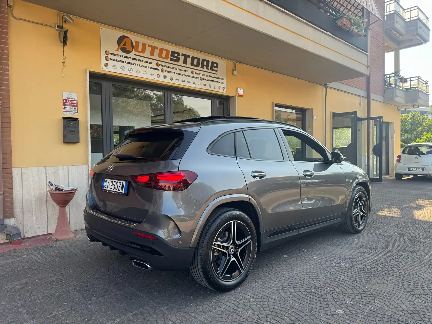 Mercedes-Benz GLA 200 d AMG Line Premium Plus auto NUOVA Argento - 2
