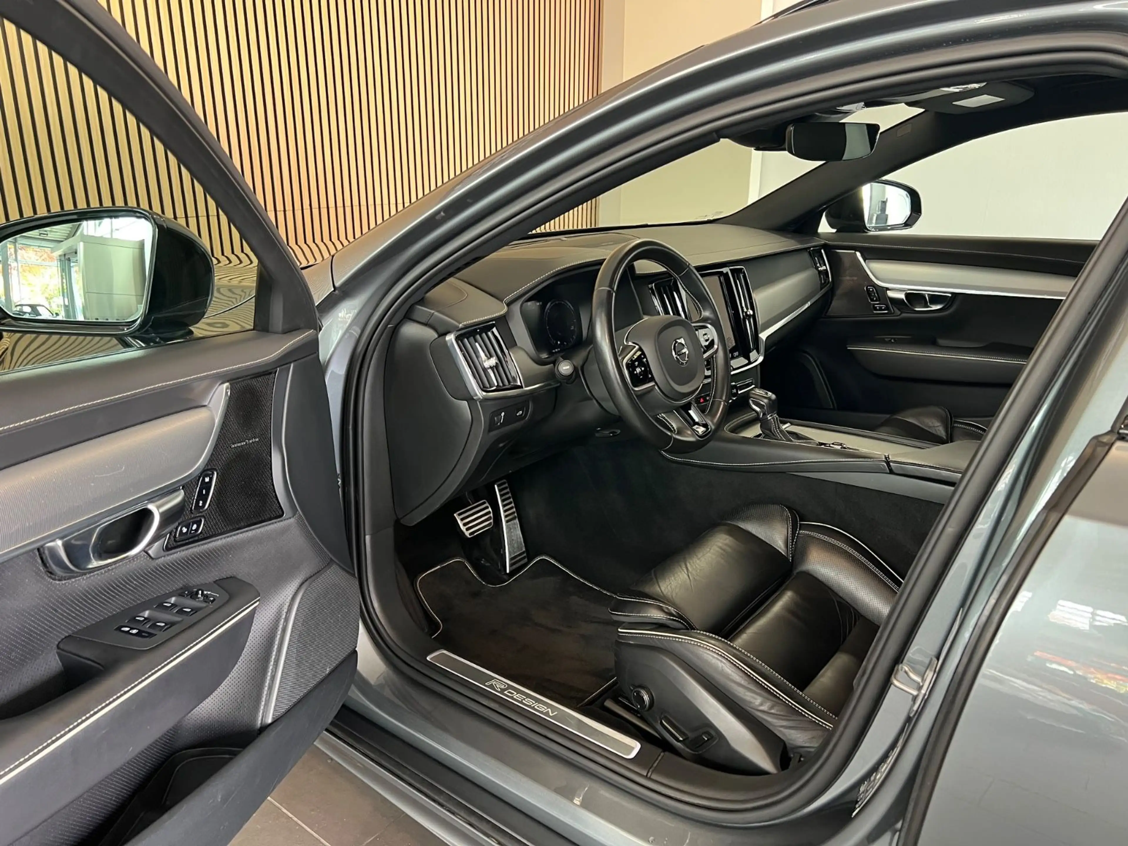 Volvo V90 D4 R-Design *NAPA/HARMAN/STHZ/ACC/MEMORY* — photo 9