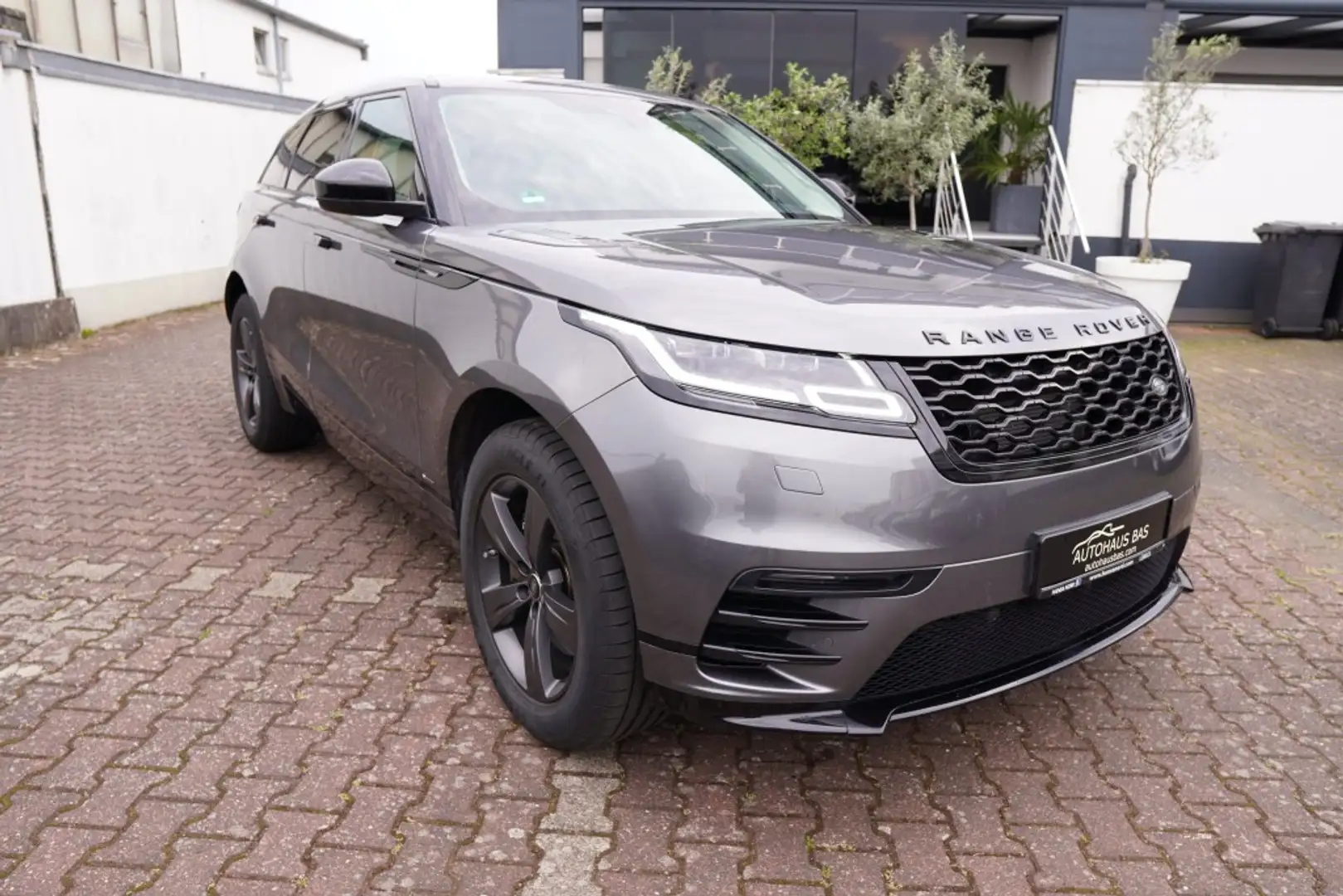 Land Rover Range Rover Velar D240 R-Dynamic S Grijs - 1