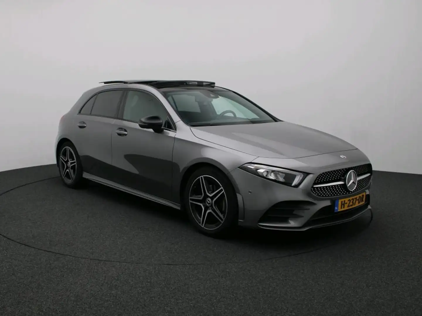Mercedes-Benz A 180 AMG Nightpakket | Panoramadak | Car Play | Parkeer Grijs - 2