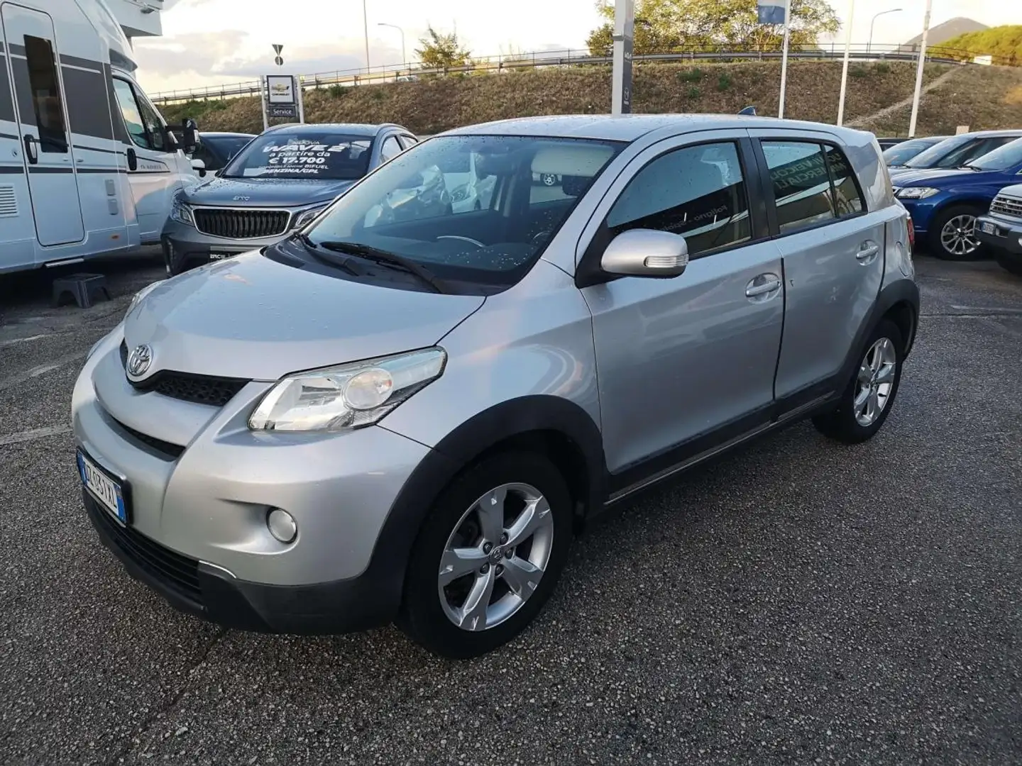 Toyota Urban Cruiser 1.4 d-4d Awd 4x4 Silber - 1