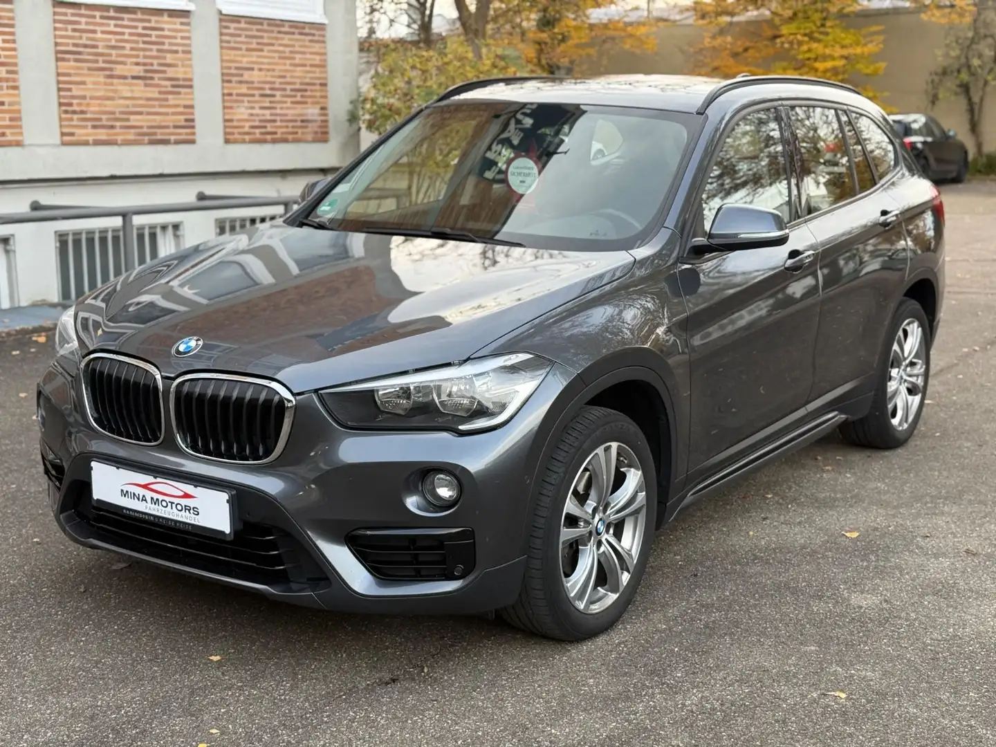 BMW X1 xDrive 18 d Sport Line*Pano*AHK*4,69% Gris - 1