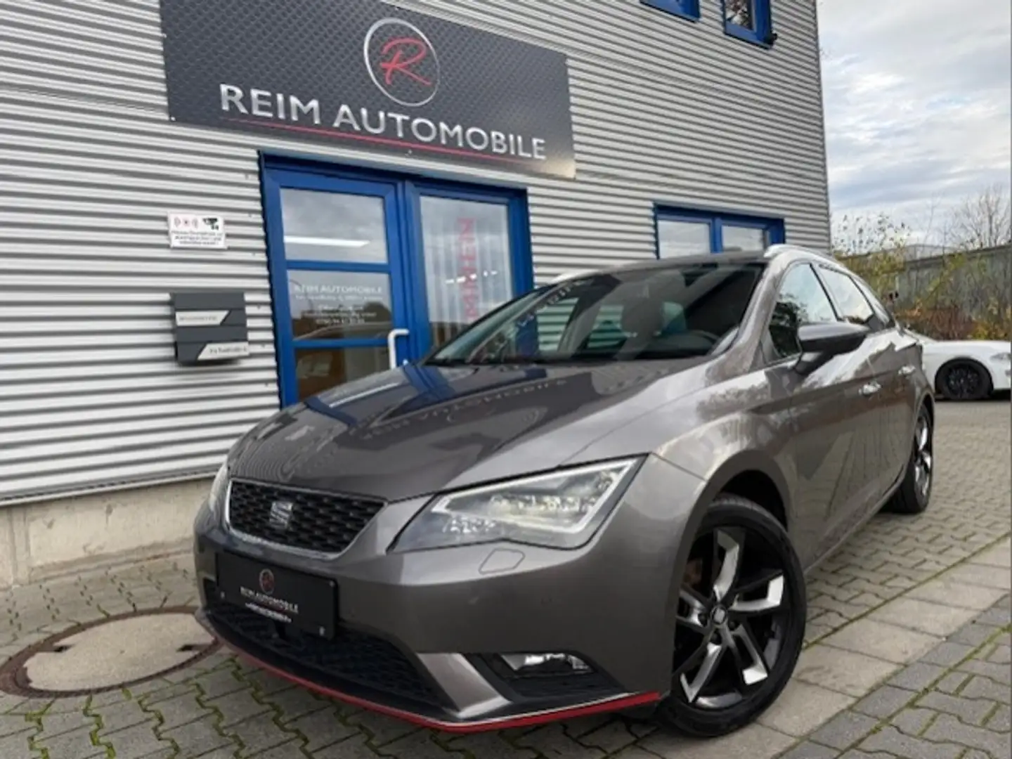 SEAT Leon ST 1,4 "Style" *1 HAND*AHK*WINTER PAKET*RÜCKFAHR Gris - 1