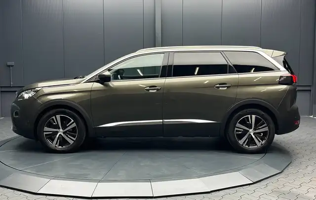 Peugeot 5008 view 2