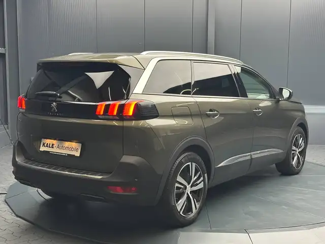Peugeot 5008 view 5