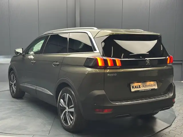Peugeot 5008 view 3