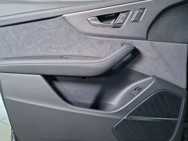 Audi Q8 view 14