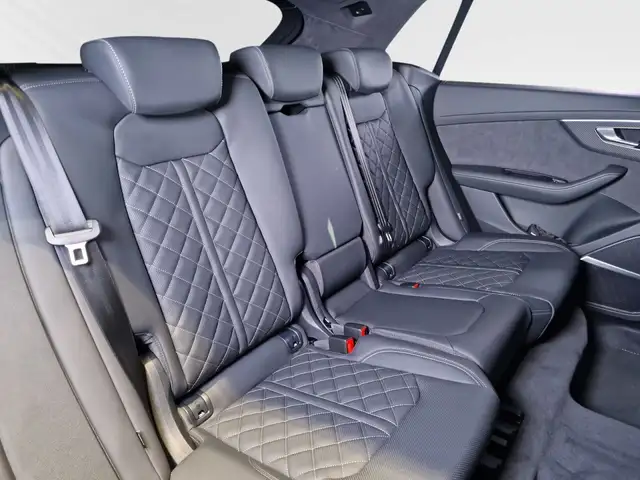 Audi Q8 view 8
