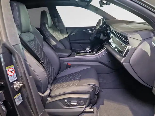 Audi Q8 view 9